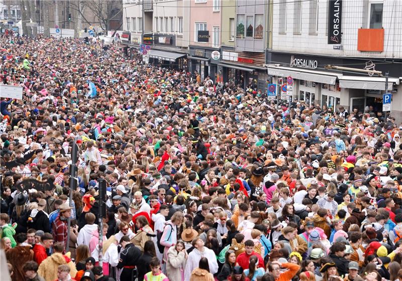 „Endlich wieder richtig Karneval”: Köln schunkelt Sorgen weg Menschenmassen auf der Zülpicher Straße.