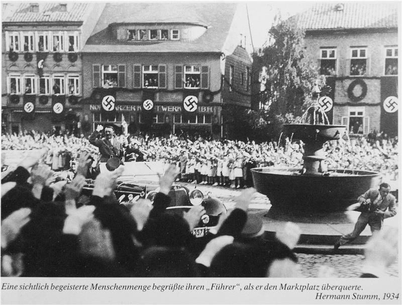 Menschenmassen begrüßen Adolf Hitler 1934 auf dem Goslarer Marktplatz: Dr. Peter Schyga hat die Geschichte der Stadt Goslar (auch) während der NS-Zeit untersucht. Foto: GZ-Archiv
