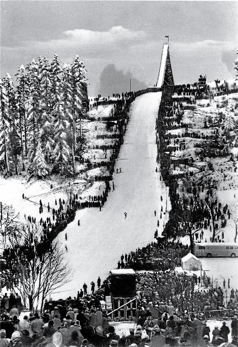 Ski-Club Altenau gilt als einer der ältesten Vereine seiner Art Menschenmassen bei Skisprung-Wettbewerben an der großen Schanze wie im Jahr 1968 sind keine Seltenheit. Fotos: Privat, Heimatstube Altenau-Schulenberg