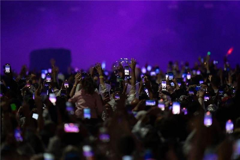 Eine Million Menschen feiern ikonisches Hotel an Copacabana Menschenmassen beim Auftritt des brasilianischen DJs Alok: Rio de Janeiro feiert das hundertjährige Bestehen des Hotels Copacabana Palace am Strand der Copacabana.
