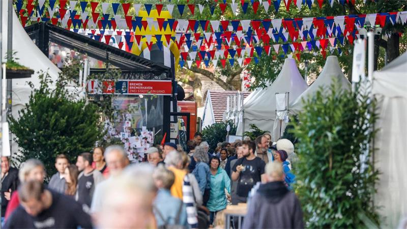 Zwischen Party und Warnruf - Wie Bremen die Einheit feiert Menschenmassen drängten sich auf dem Festgelände.