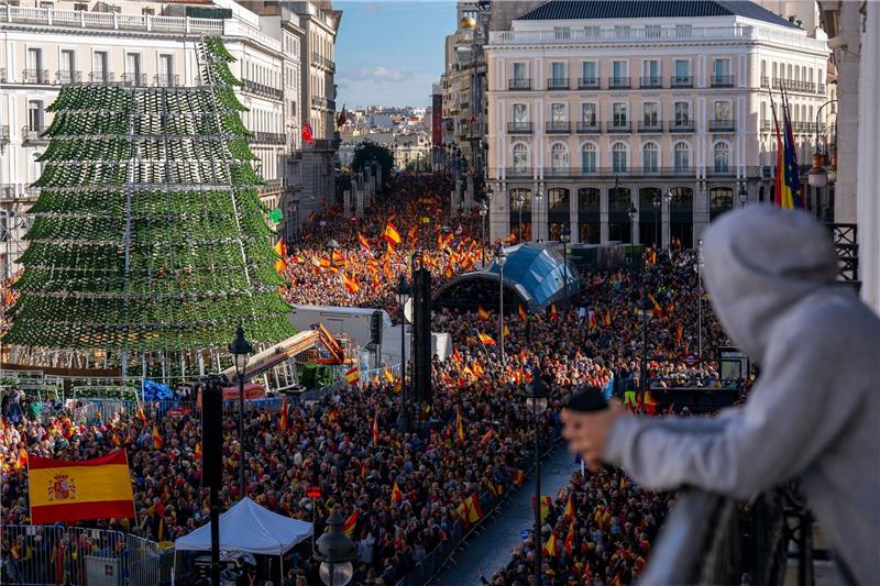 Menschenmengen versammeln sich in Madrid auf der zentralen Puerta del Sol während einer Demonstration der konservativen spanischen Volkspartei gegen die geplante Amnestie für alle von der Justiz zwischen 2012 und 2023 verfolgten «Catalanistas».
