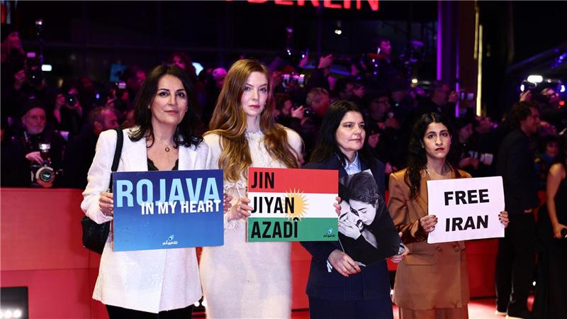 Menschenrechtsaktivistin Düzen Tekkal (l-r), Schauspielerin Pheline Roggan und Schauspielerin Jasmin Tabatabai auf dem Teppich.