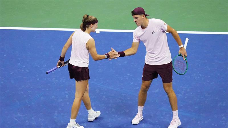 Mensik (rechts) und Muchova dominierten den ersten Satz und holen im Tiebreak den Titel.