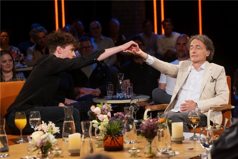 Mentalist Timon Krause (l) hypnotisiert Gastgeber der Radio Bremen-Talkshow Giovanni di Lorenzo in der Radio Bremen-Talkshow "3nach9" live im Studio.