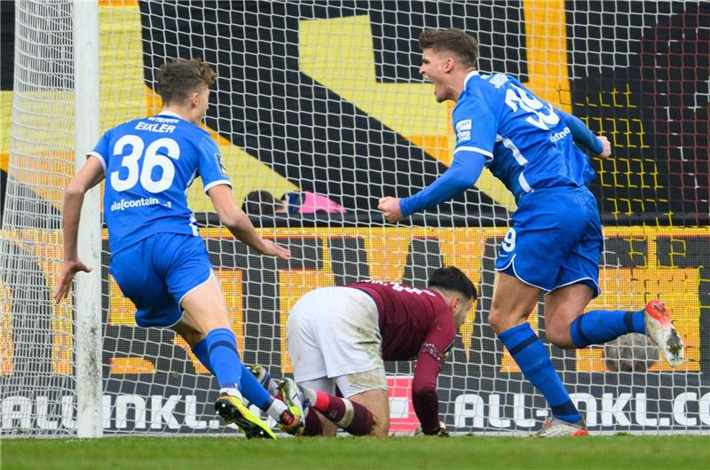 Meppens Marek Janssen (r) jubelt nach seinem Tor zum 1:1.