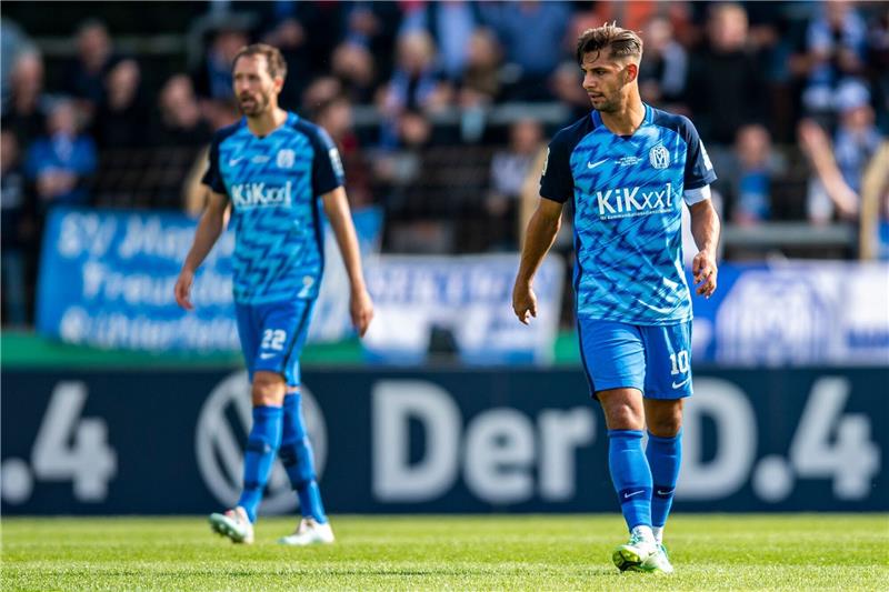 Meppens Steffen Puttkammer (l) und Luka Tankulic sind enttäuscht nach dem Tor zum 0:1.