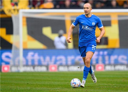 Meppens Tobias Kraulich spielt den Ball.