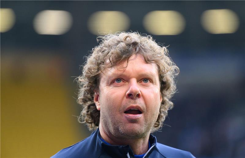 Meppens Trainer Stefan Krämer steht im Stadion.