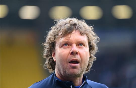 Meppens Trainer Stefan Krämer steht im Stadion.
