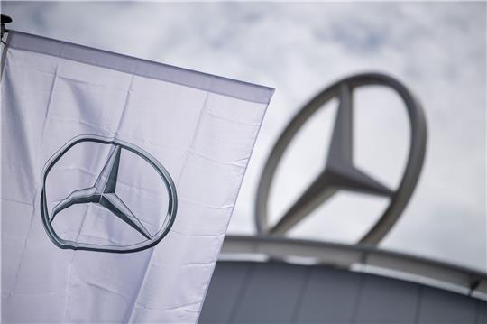 Mercedes-Benz beschäftigt bei den konzerneigenen Niederlassungen etwa 8000 Menschen in rund 80 Betrieben.
