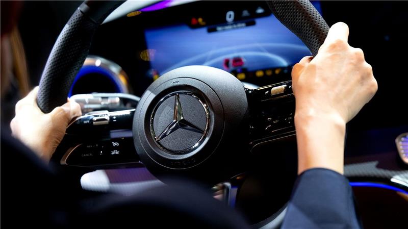 Absatzflaute bei Autobauer Mercedes hält an Mercedes-Benz hat erneut weniger Fahrzeuge verkauft. (Archivbild)