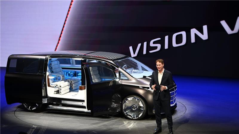 Mercedes Chef Ola Källenius vor dem Vision V - der Wagen soll ein Blick in die Zukunft von Vans der Marke Mercedes sein.