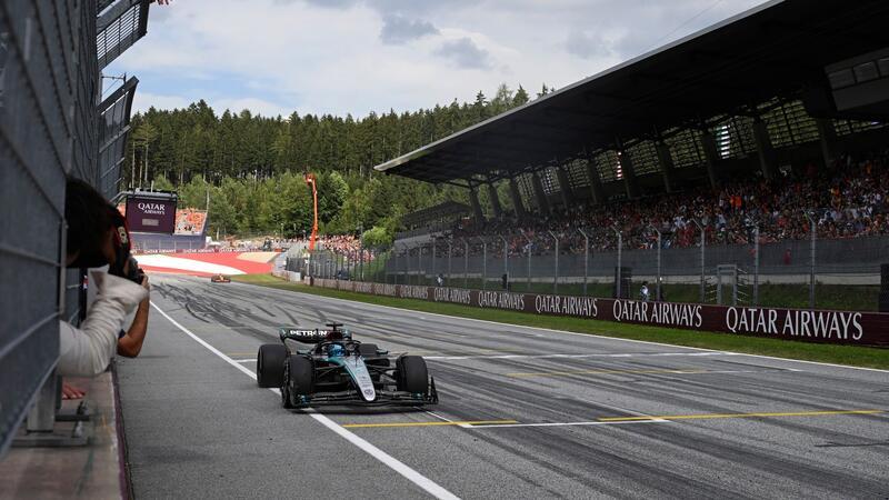 Crash von Verstappen und Norris: Russell siegt in Spielberg Mercedes-Pilot George Russell fährt in Spielberg als Erster über die Ziellinie.