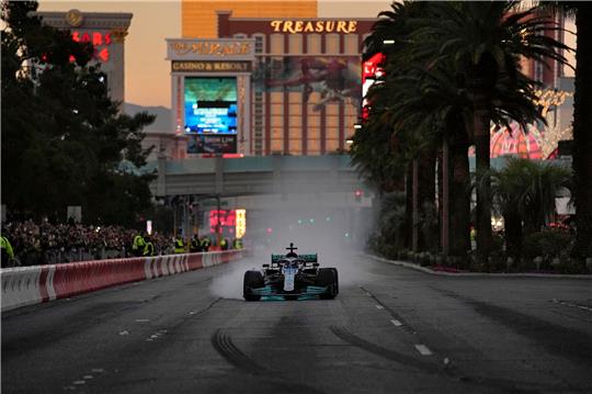 Mercedes-Pilot George Russell rast über den legendären Las Vegas Strip.