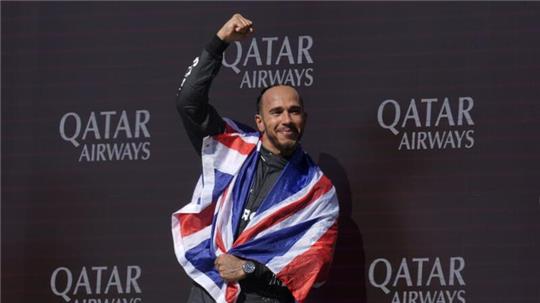 Mercedes-Pilot Lewis Hamilton jubelt nach seinem Sieg in Silverstone.