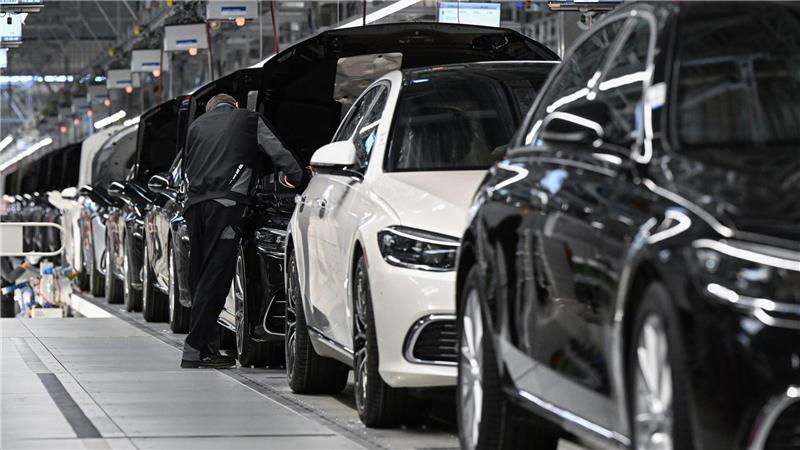 Mercedes-Produktion in Sindelfingen. Gerade im Premiumsegment ist die deutsche Autoindustrie stark. (Archivbild)