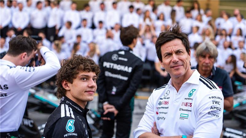 Mercedes-Teamchef Toto Wolff (r) will nicht per Stallorder eingreifen. (Archivbild)