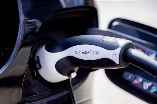 Mercedes will bis zum Ende des Jahrzehnts weltweit 10.000 Schnellladepunkte für Elektro-Autos aufbauen.