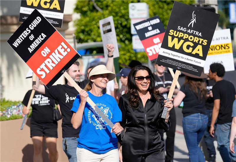 Hollywood steht vor einem Doppelstreik Meredith Stiehm (l), Präsidentin der Writers Guild of America West, und Fran Drescher, Präsidentin der SAG-AFTRA, bei einer Kundgebung vor dem Studio Paramount Pictures in Los Angeles.