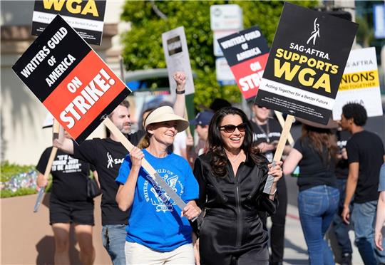 Meredith Stiehm (l), Präsidentin der Writers Guild of America West, und Fran Drescher, Präsidentin der SAG-AFTRA, bei einer Kundgebung vor dem Studio Paramount Pictures in Los Angeles.