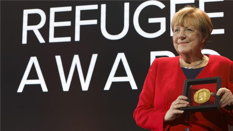 Merkel kritisiert Asyl-Zurückweisungen - Frei kontert Merkel bei einer Preisverleihung für ihre Flüchtlingspolitik