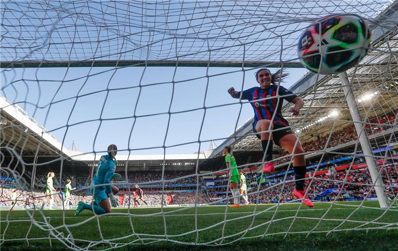 VfL Wolfsburg auf Fehlersuche: Ärger über „blödes Gegentor” Merle Frohms (l) liegt am Boden nach dem 3:2.