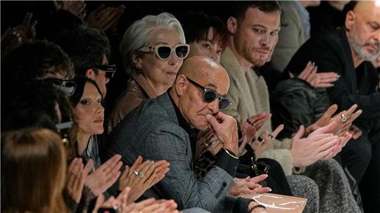 Meryl Streep taucht in Mailand bei der Schau von Dolce & Gabbana auf, mit Stanley Tucci (ebenfalls mit Sonnenbrille) an ihrer Seite.