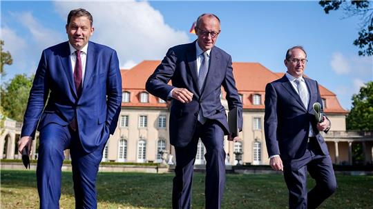 Kabinett in Klausur: Ein moderneres Land - und andere Sorgen Merz, Vizekanzler Klingbeil und Innenminister Dobrindt traten gemeinsam vor die Presse.