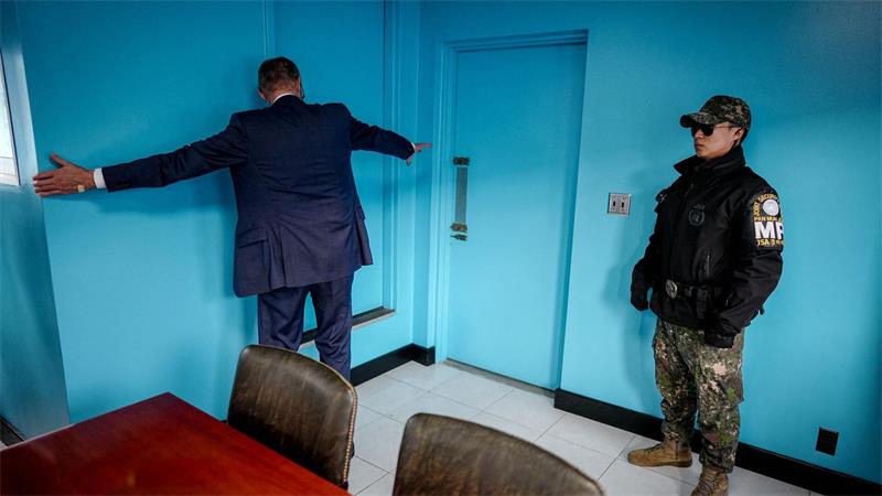 Besuch an der Grenzlinie: Merz hofft auf Einheit Koreas Merz auf der nordkoreanischen Seite der Baracke.