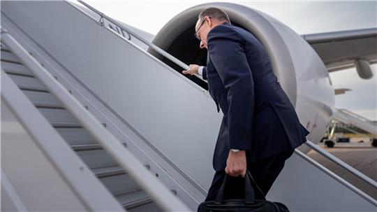 Merz beginnt seine Reise nach Jordanien. 