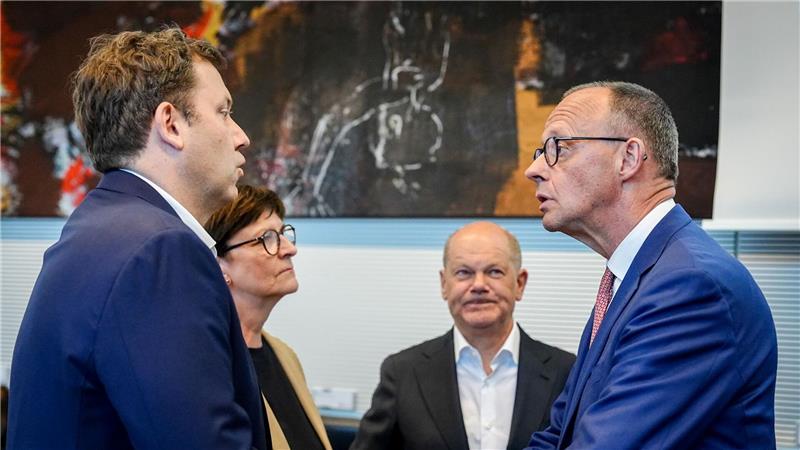 18 für Deutschland: Regierungsteam ist komplett Merz besuchte am Abend vor der Kanzler-Wahl die SPD-Fraktion.