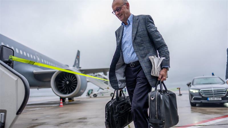 Merz brach am Sonntag von Dortmund aus in die Arktis auf – mitten in einer tiefen Krise seiner Kanzlerschaft.