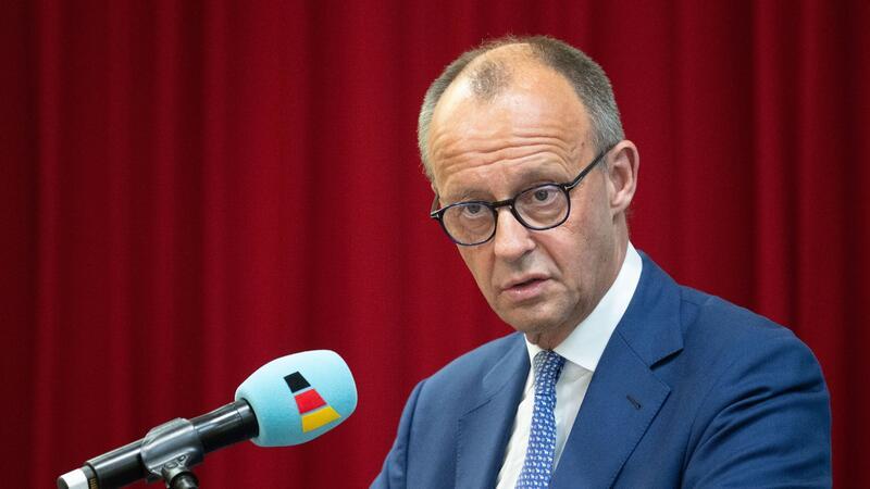 Merz gibt Unterlassungserklärung wegen Äußerung zur AfD ab Merz hatte behauptet, AfD-Agbeordnete würden ihre Kennworte abliefern, so dass die AfD-Bundesgeschäftsstelle in der Lage sei, zentral Botschaften zu steuern.