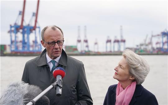 Merz (l) hat sich beim Verband Deutscher Reeder über die Lage der Schifffahrt informiert.