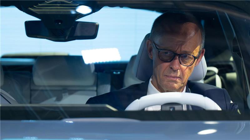 Merz lädt die Branche zum Autogipfel ein. (Archivbild)