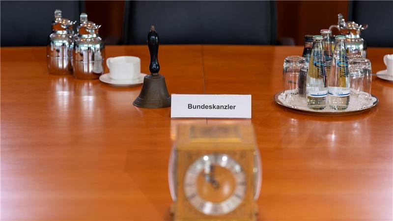 Rente, Ticket, Schwarzarbeit: Kabinett billigt 23 Gesetze Merz leitete die Sitzung trotz Urlaubszeit.