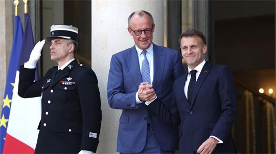 Merz (m.) und Macron (l.) ziehen noch doch an einem Strang. (Archivbild)