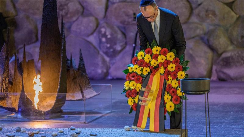 Merz nimmt an der Kranzniederlegung in der Halle der Erinnerungen der Holocaust-Gedenkstätte Yad Vashem teil. 