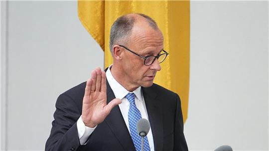 Merz schwor seinen Amtseid mit dem Zusatz „so wahr mir Gott helfe“.
