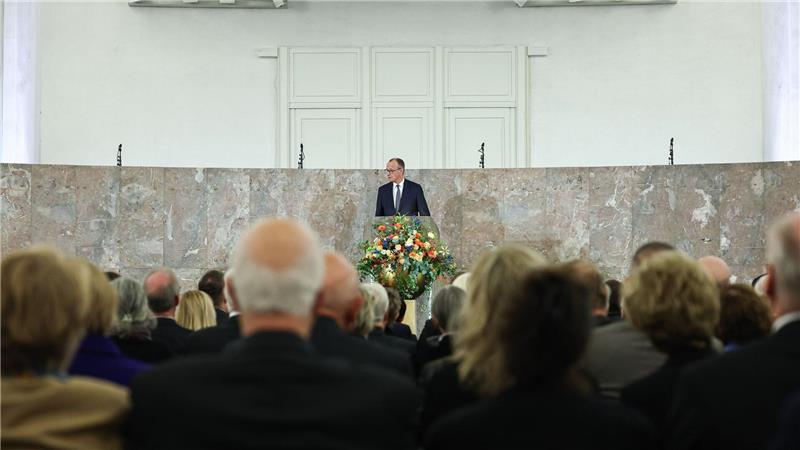 Merz würdigt verstorbenen Bankier Friedrich von Metzler Merz spricht bei einer Feier für Friedrich von Metzler in der Frankfurter Paulskirche