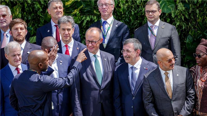 Merz fordert „globale Kraftanstrengung“ für den Klimaschutz Merz stellt sich zum Familienfoto auf der COP30 auf.