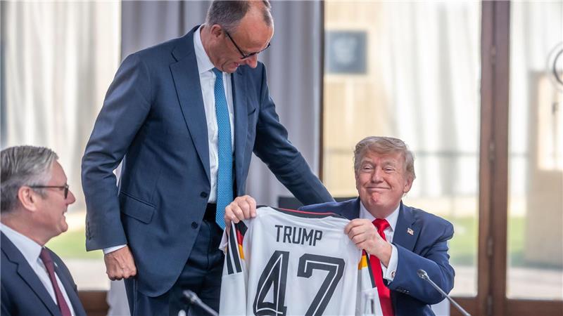 Merz schenkt Trump Nationalmannschafts-Trikot mit Nummer 47 Merz überreicht Trump das Trikot mit der Nummer 47.