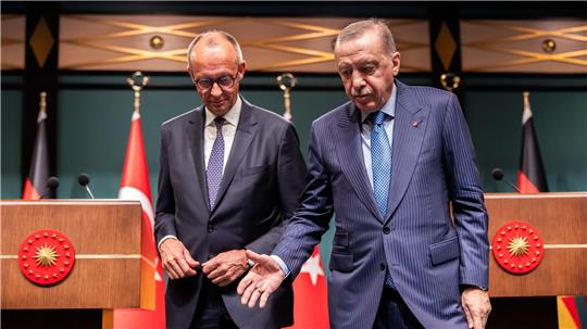 Erdogan und Merz geraten über Gaza-Krieg aneinander Merz und Erdogan demonstrierten Einigkeit - doch beim Thema Gaza geraten sie aneinander.