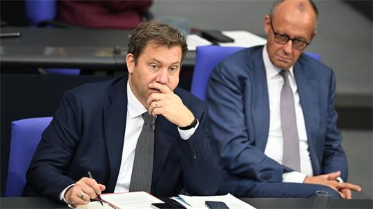 Merz und Klingbeil wirkten nachdenklich im Bundestag.