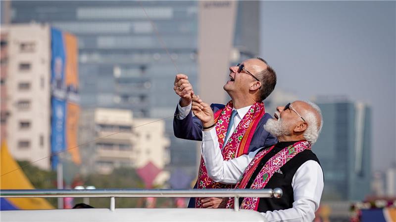 Merz und Modi ziehen beim Drachenfestival an einem Strang.