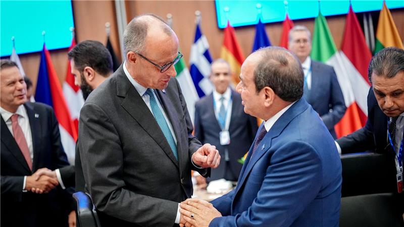 Merz und die anderen EU-Spitzen trafen sich in Zypern auch mit Spitzenvertretern aus der Nachbarschaft des Irans - hier schüttelt der Bundeskanzler Ägyptens Präsident Abdel Fattah al-Sisi die Hand.