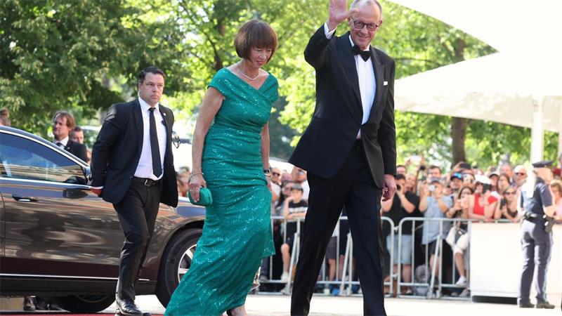 Bayreuth sagt „Nein“ zum Rechtsruck Merz und seine Frau Charlotte