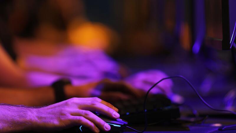 Messebesucher testen auf der Gamescom ein Computerspiel.