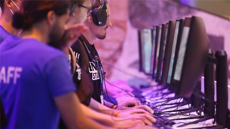 Games-Entwickler bekommen erstmals Stipendien vom Bund Messebesucher testen ein Computerspiel bei der Gamescom 2022.
